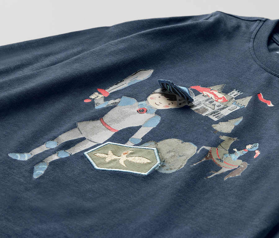 Detail modrého trička s potlačou rytiera a hradu. Detské tričká s dlhými rukávmi, 2 ks, rytier.