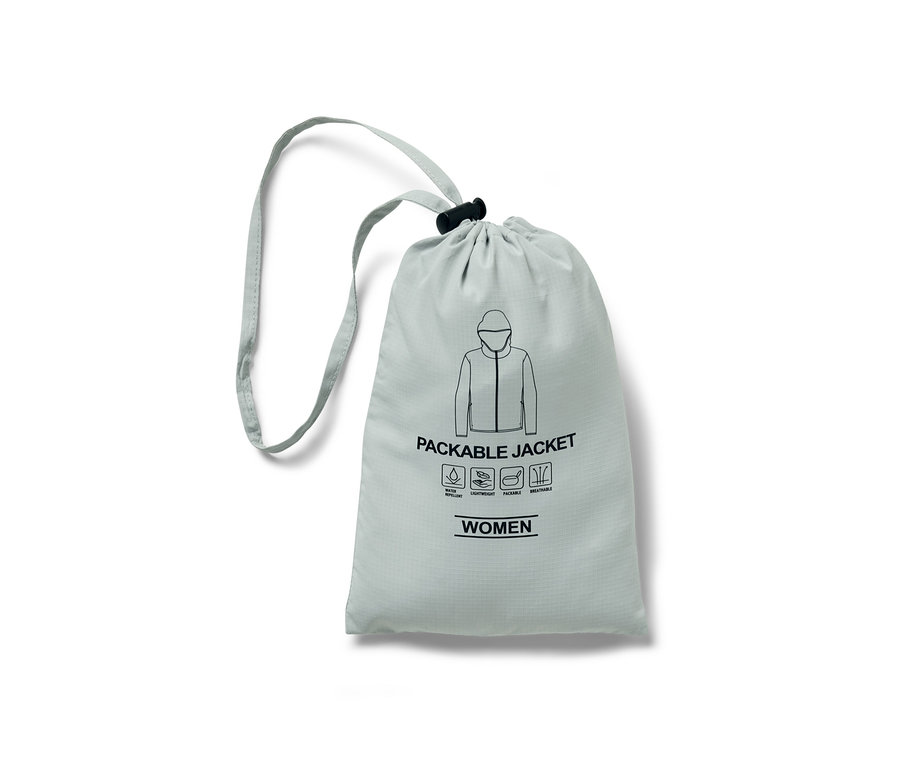 Sivý obal na skladaciu funkčnú bundu.