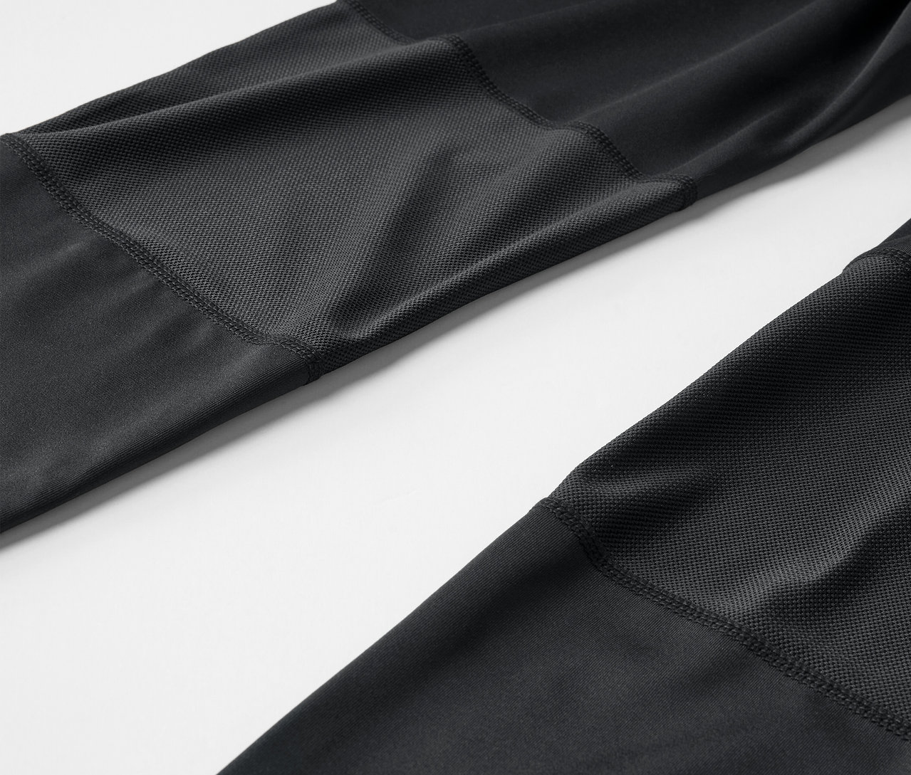 Detailný záber na čierne cyklistické nohavice.