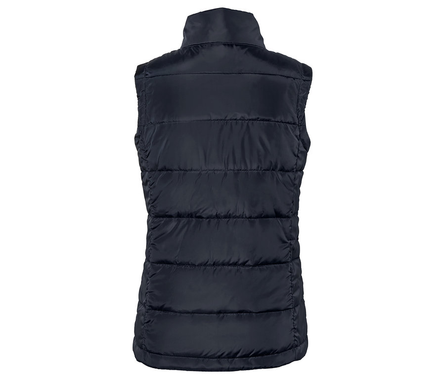 Pohľad zozadu na tmavomodrú prešívanú vestu.