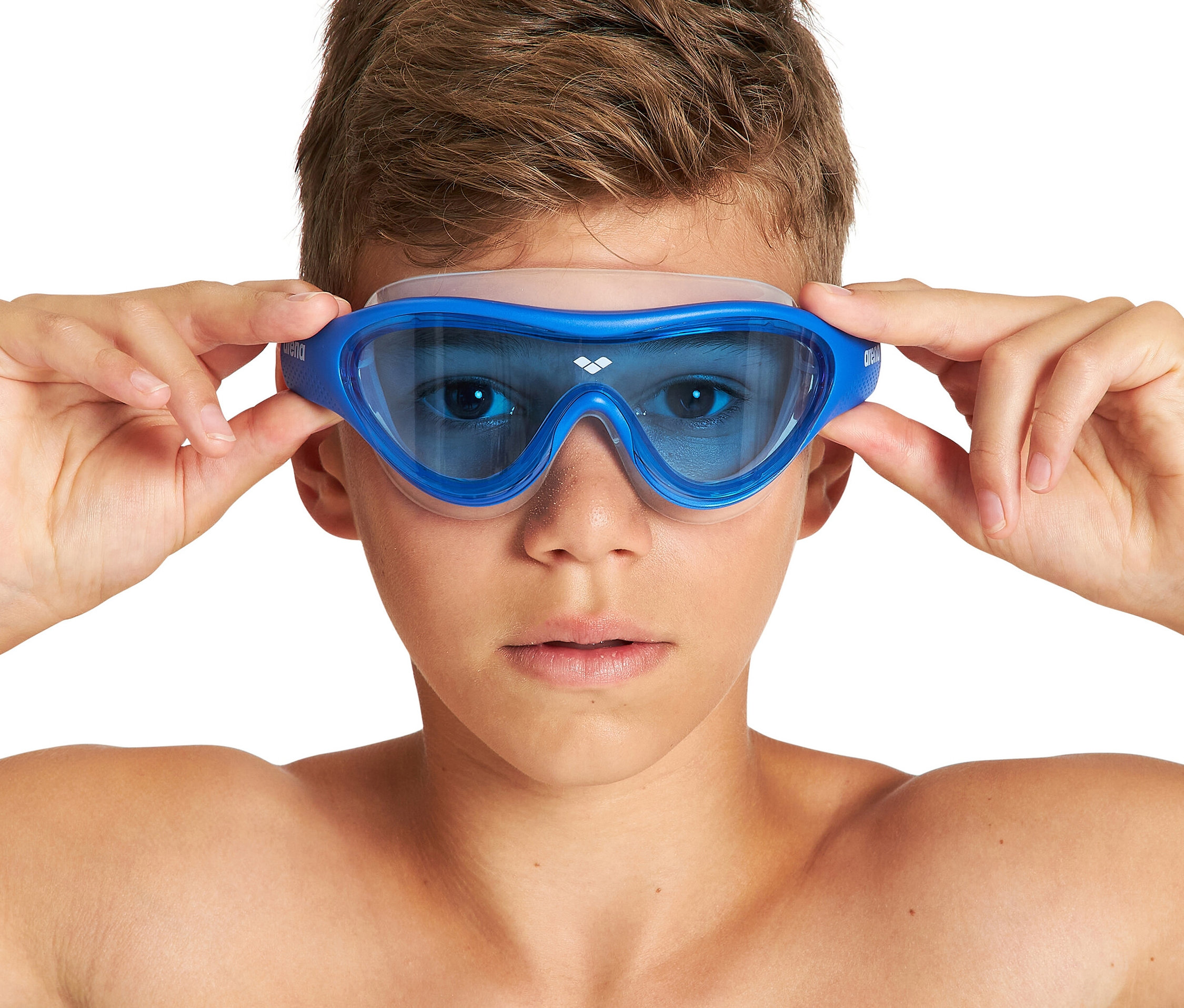 Chlapec si nasadzuje modré detské plavecké okuliare arena Junior The One Mask.