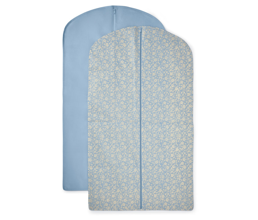 Dva obaly na odevy: jeden svetlomodrý a jeden svetlomodrý s kvetinovým vzorom.