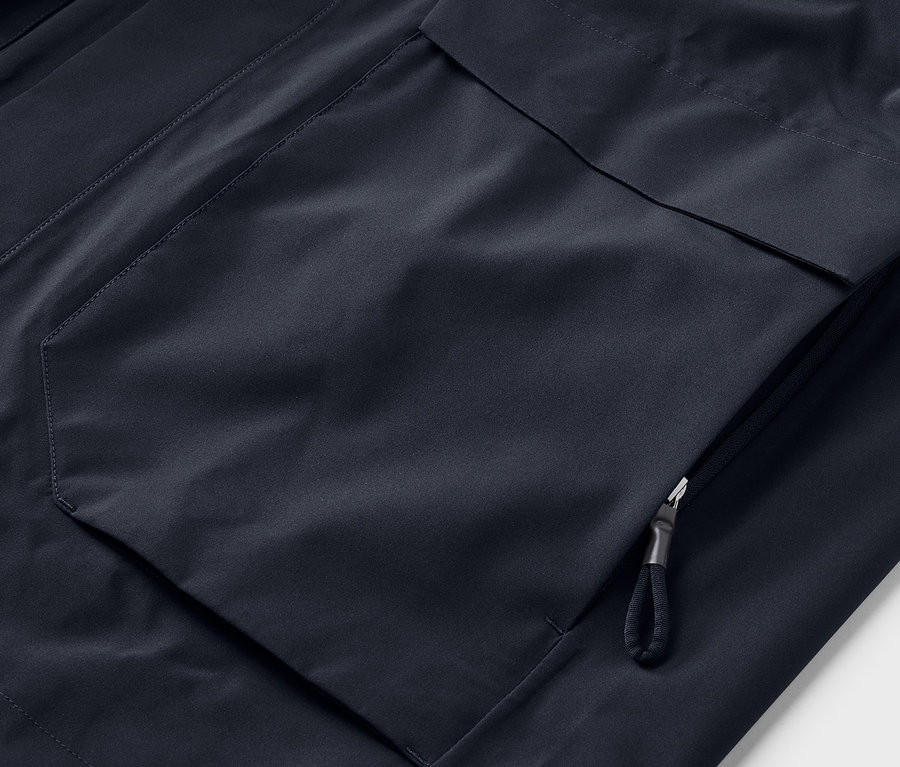 Detailný záber na vrecko outdoorovej bundy.