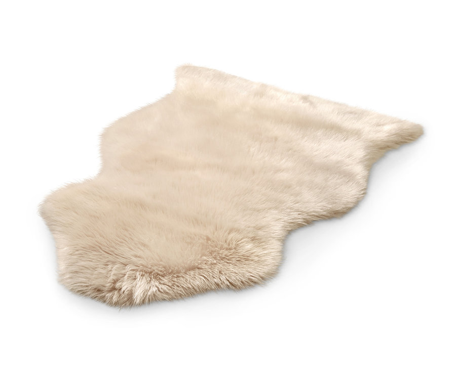 Béžová dekoračná umelá kožušina na bielom pozadí.