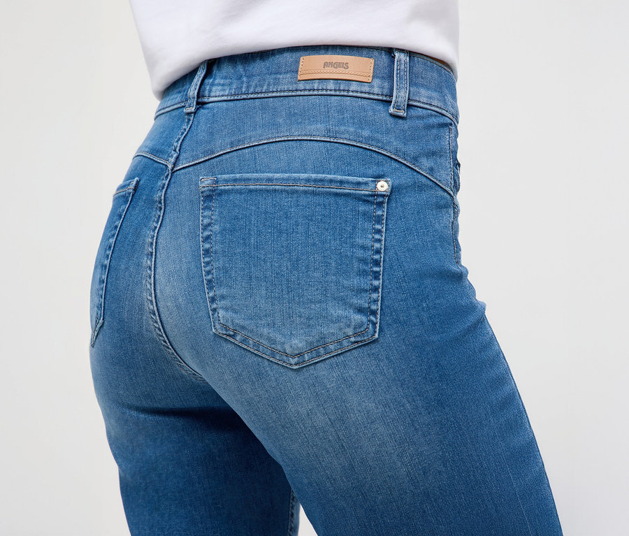 Detail dámskych džínsov Angels »Cici Push-Up«, slim fit, svetlomodrej farby, s vreckom.