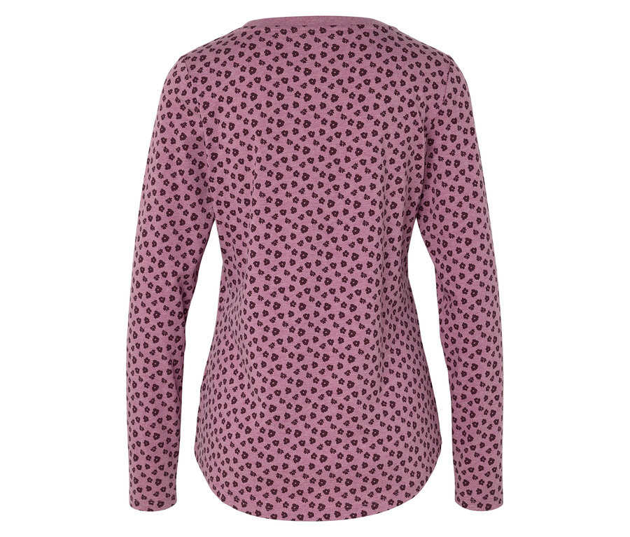 Zadný pohľad na ružový top s dlhým rukávom a tmavofialovým vzorom srdiečok.