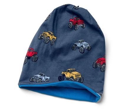 Modrá čiapka s potlačou červených, žltých a sivých monster truckov.