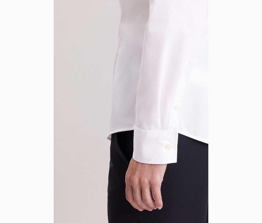 Detailný záber na ženu v bielej blúzke Seidensticker Slim Fit non iron.
