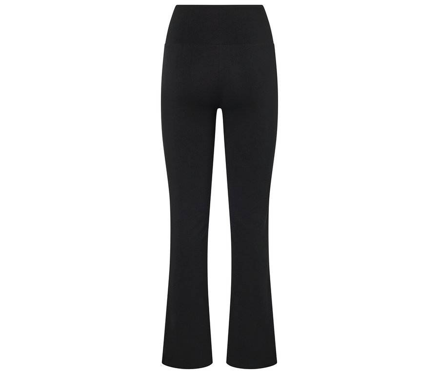 Čierne nohavice s rozšírenými nohavicami zozadu.