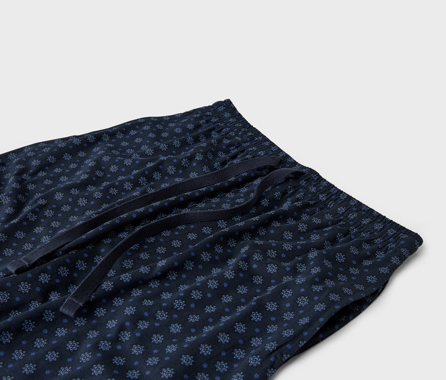 Detailný záber na námornícke modré pyžamové nohavice s elastickým pásom a šnúrkou.