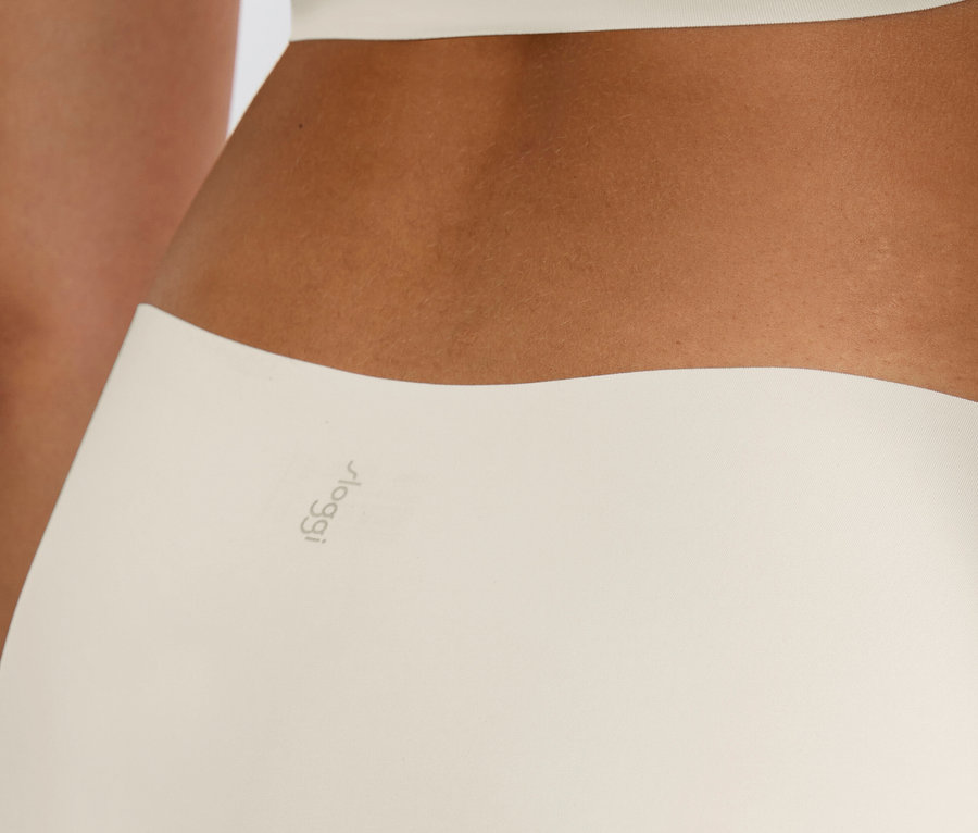 Detailný záber na ženu nosiace nohavičky sloggi ZERO Feel 2.0 High leg, silk white.