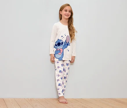 Dievča má na sebe biele pyžamo s motívom Stitch.