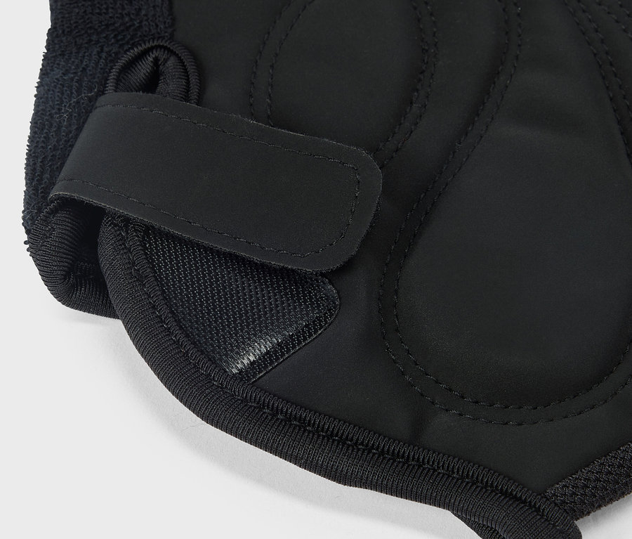 Detailný záber čiernej rukavice so suchým zipsom.