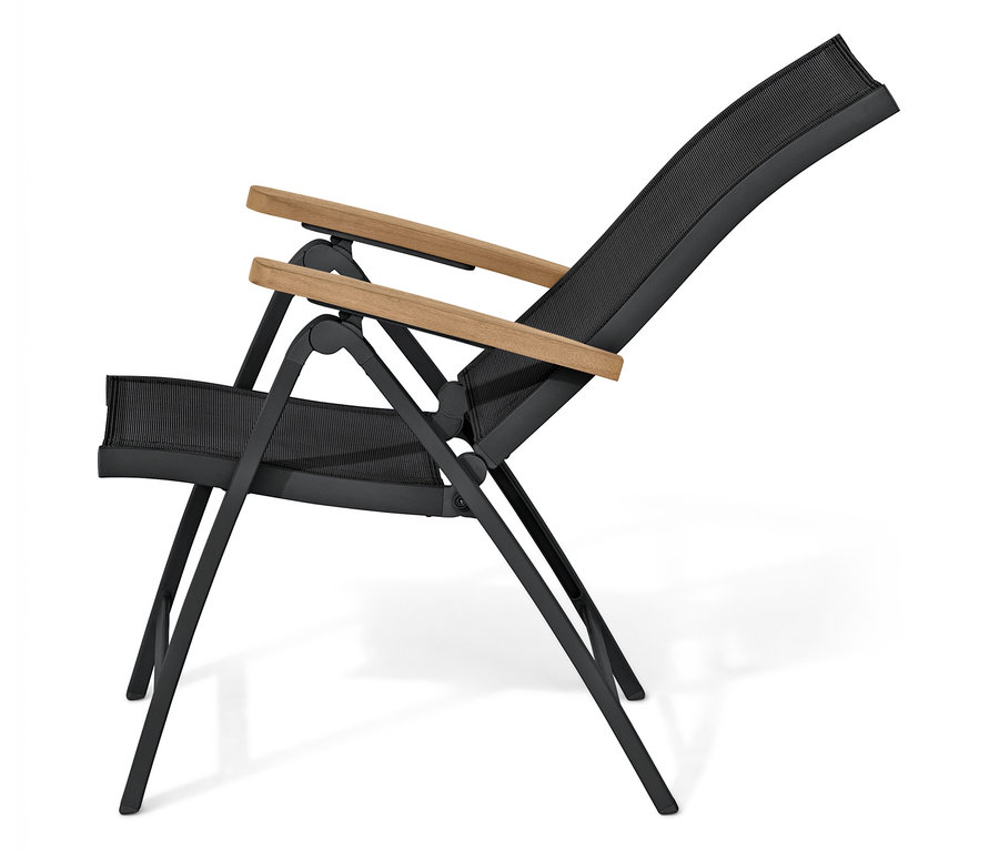 Jedna čierna skladacia stolička s drevenými lakťovými opierkami na bielom pozadí.