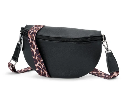 Čierna taška na opasok s popruhom s leopardím vzorom.