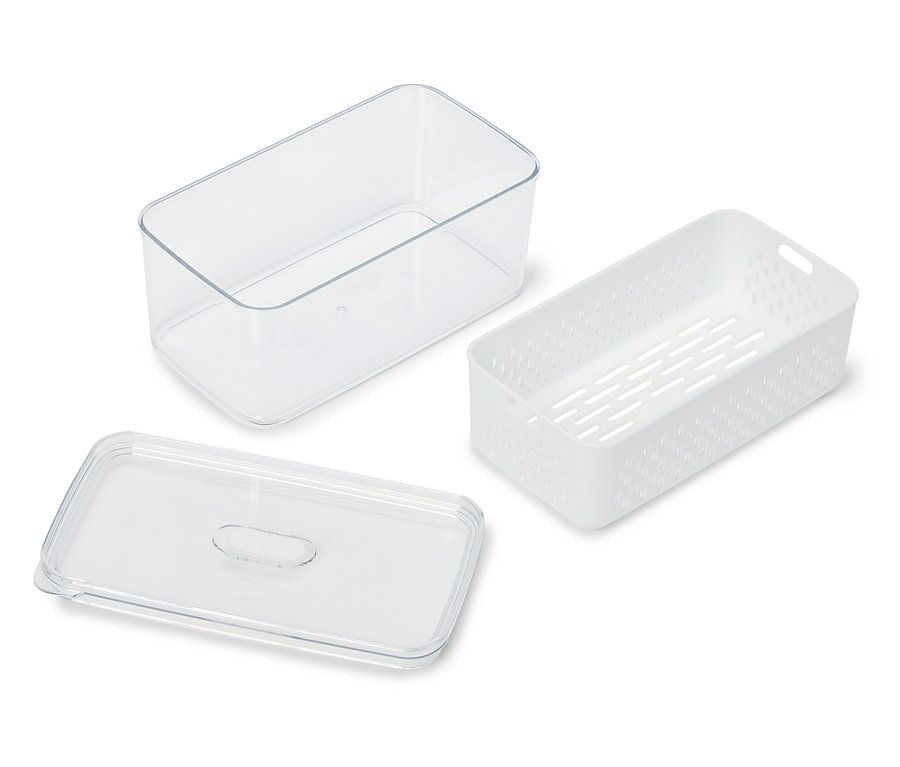 Priehľadná nádoba, biela perforovaná nádoba a priehľadné veko ležia na bielom povrchu.