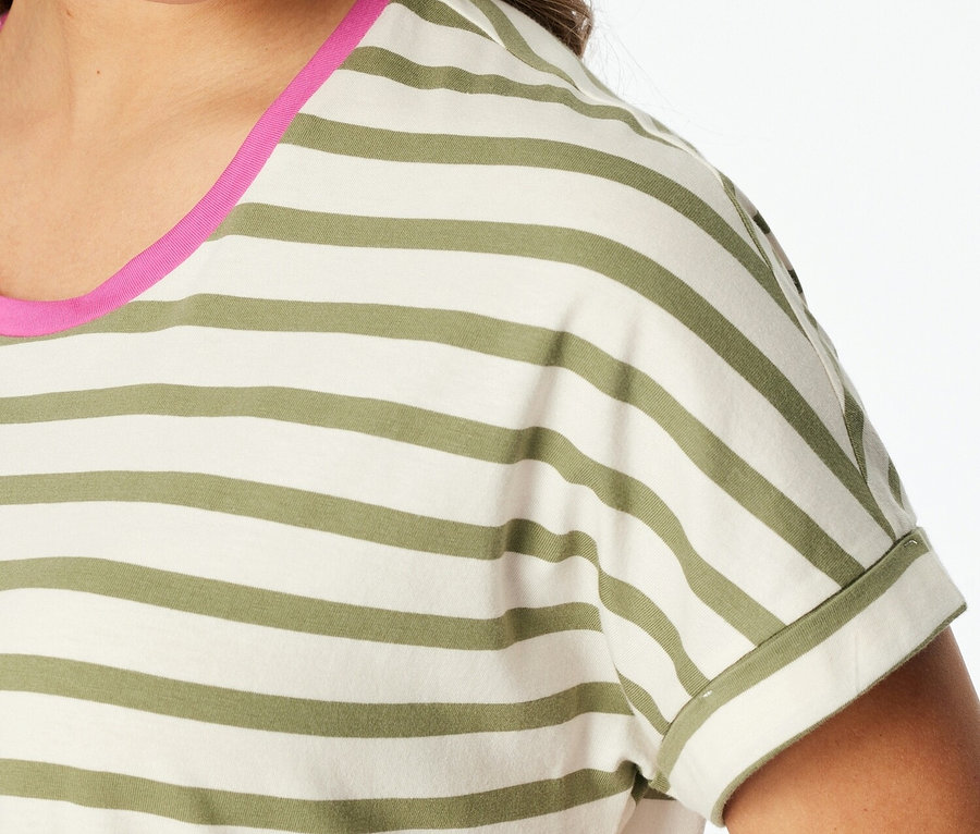 Detail ženy v pruhovanom tričku s ružovými akcentmi.