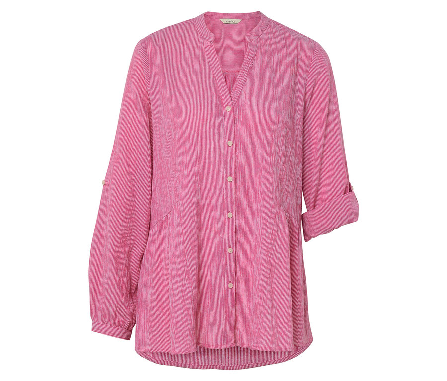 Detailný záber ružovej, prúžkovanej blúzky s dlhými rukávmi.