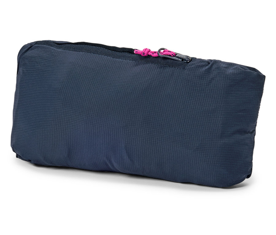 Zložená, námornícka modrá, obdĺžniková taška s ružovým zipsom leží na bielom pozadí.