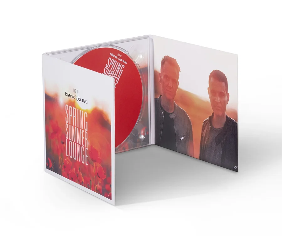 Otvorené CD »Best of Blank & Jones: Spring Summer Lounge« s červeným diskom.