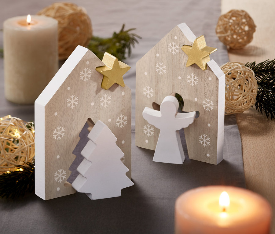 Dva ozdobné drevené domčeky s hviezdou a vianočným stromčekom/anjelom, sviečky a gule v pozadí.