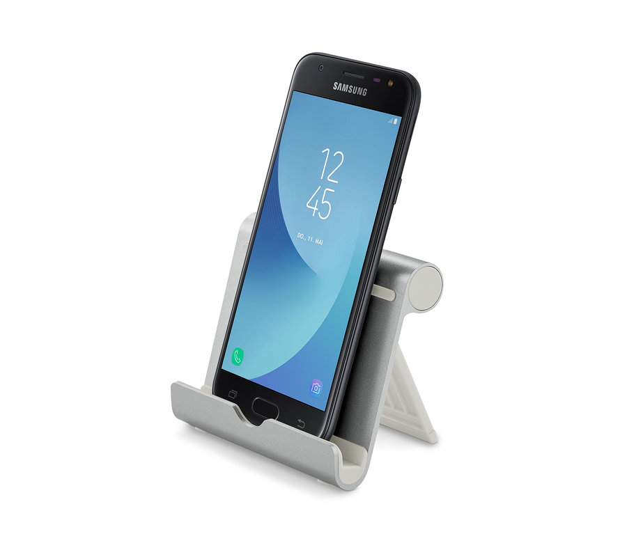 Čierny smartfón umiestnený v sivom stojane na smartfón alebo tablet.