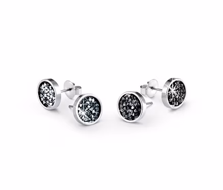 Dva páry náušníc zdobené kryštálmi Swarovski® ležia na bielom pozadí.