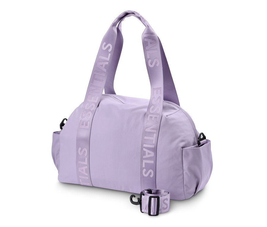 Fialová športová taška leží na bielom pozadí.