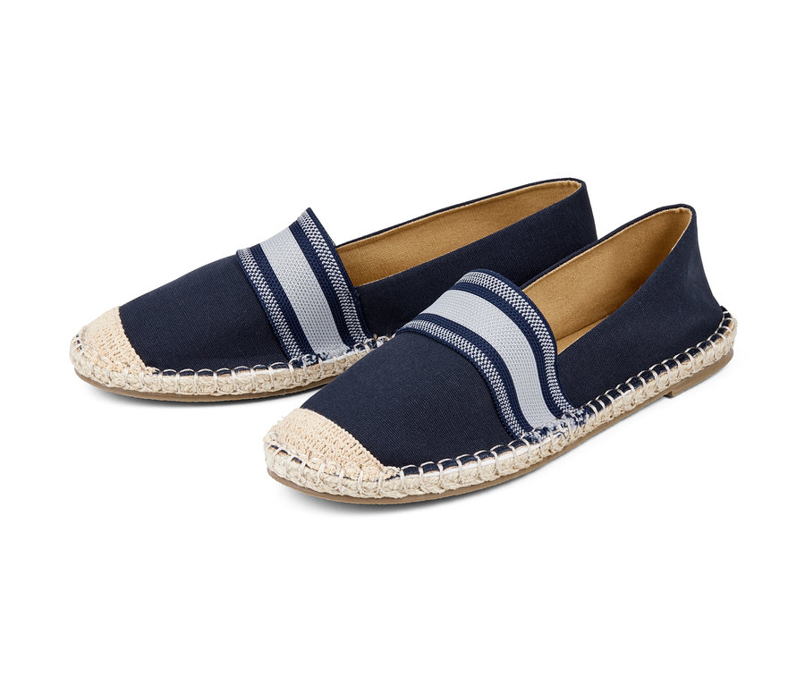 Dve tmavomodré espadrilky.
