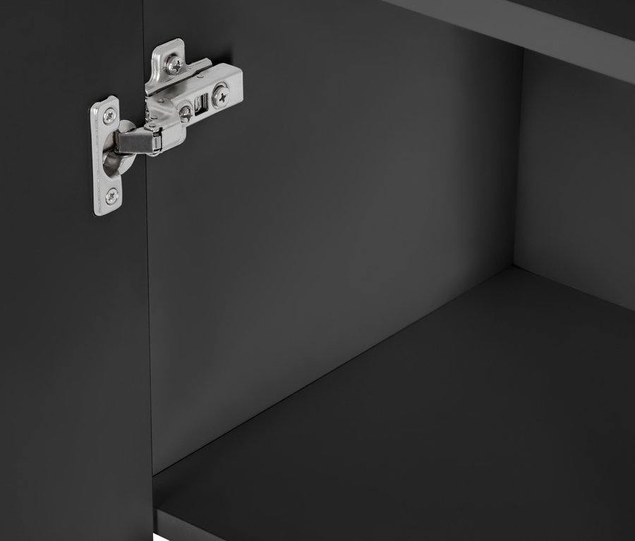 Detail interiéru antracitovej vysokej skrinky do kúpeľne Eklund s pántmi.