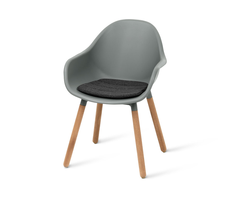 Sivá záhradná škrupinová stolička s opierkami na ruky a sivá škrupinová stolička z recyklovaného plastu.