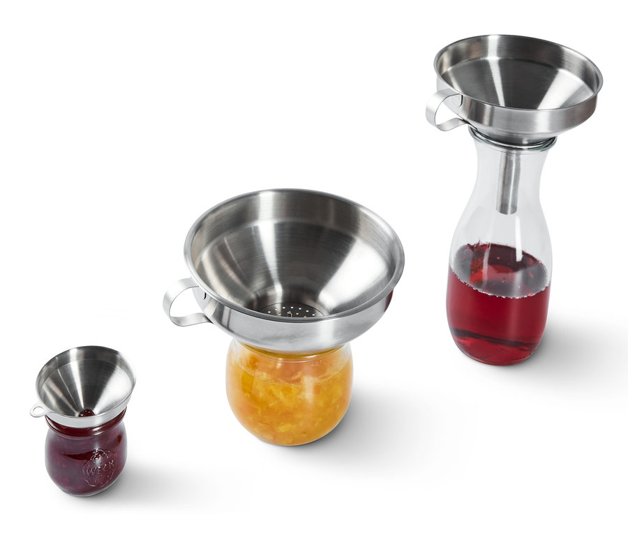 Nerezové lieviky stoja na pohároch s džemom.