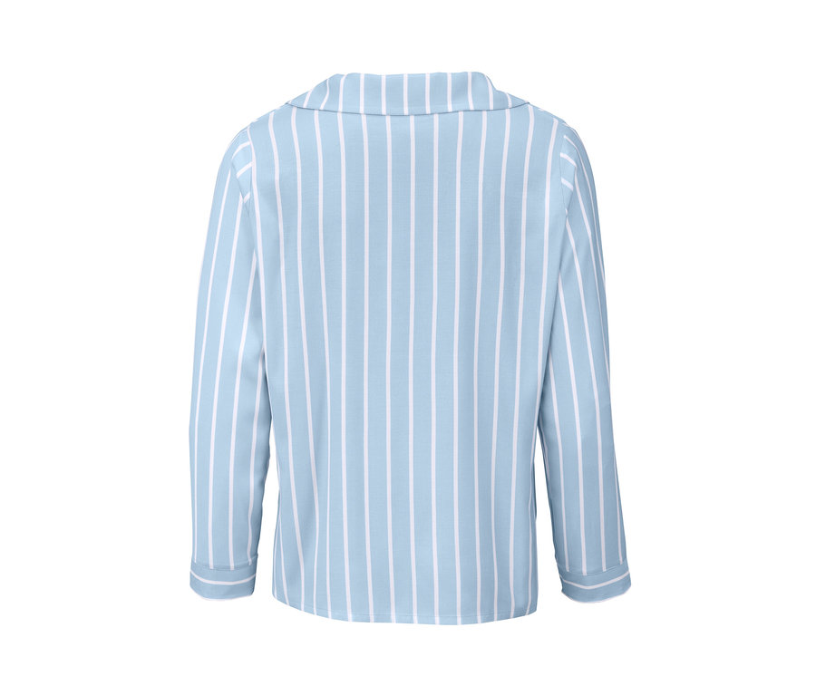 Detail zadnej strany pyžamy s modrými a bielymi prúžkami.