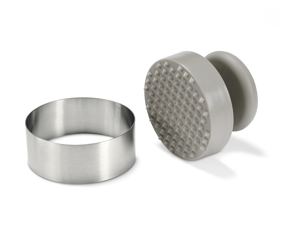 Nerezový krúžok a sivý lis na hamburgery.