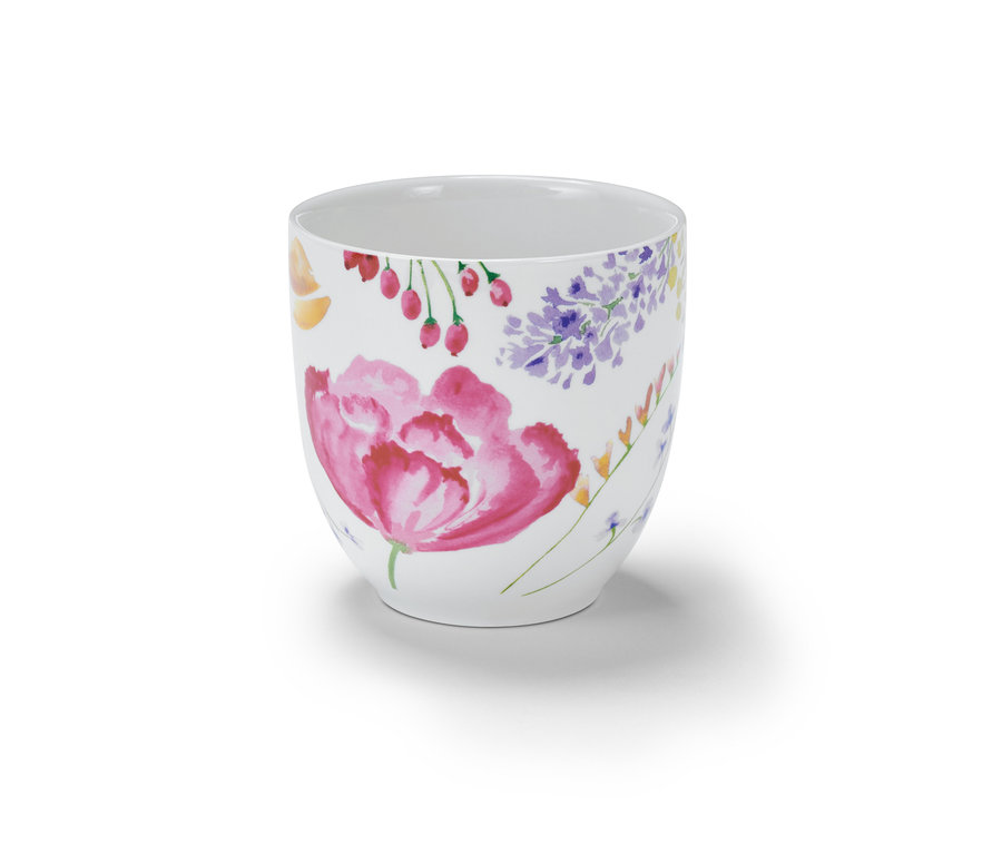 Biely hrnček s kvetinovým vzorom.