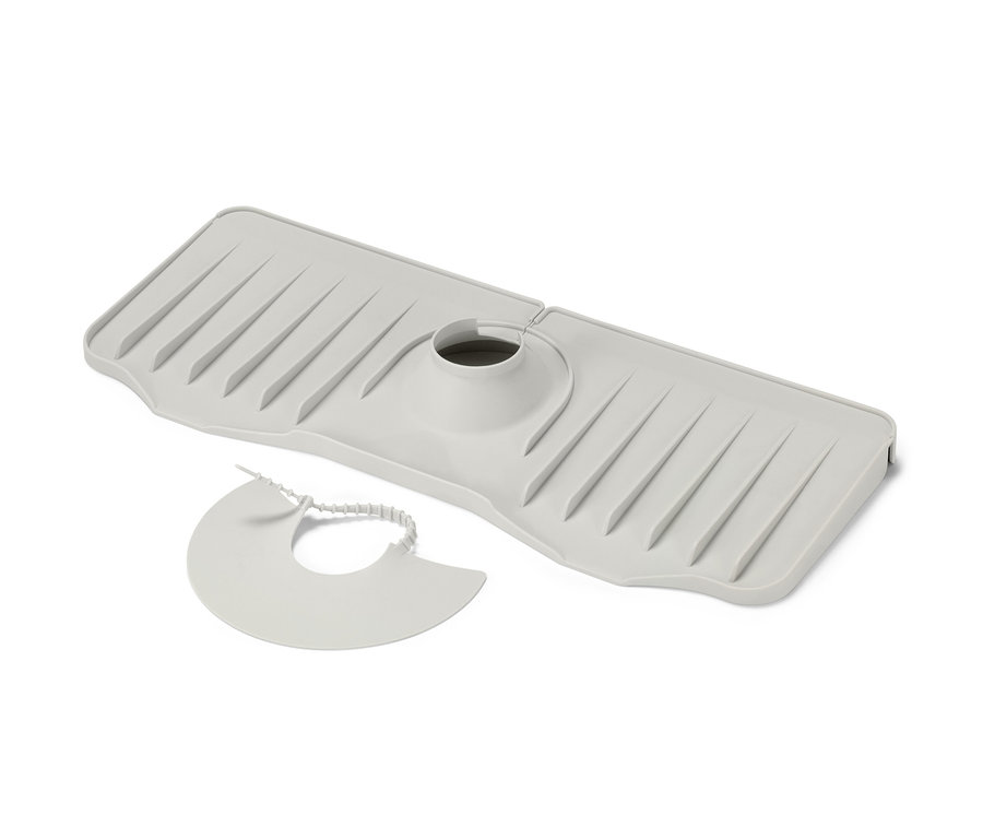 Silikónová podložka pod vodovodný kohútik sivej farby s odkvapkávacou miskou.