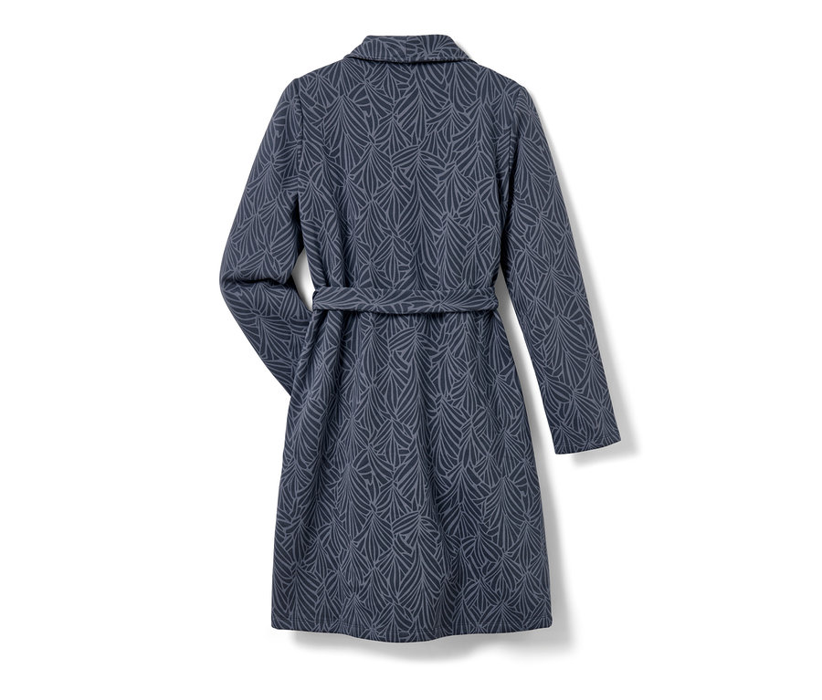 Modrý župan s listovým vzorom.