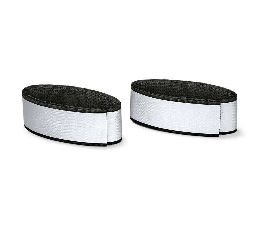 Dva reflexné pásky na nohavice ležia vedľa seba.