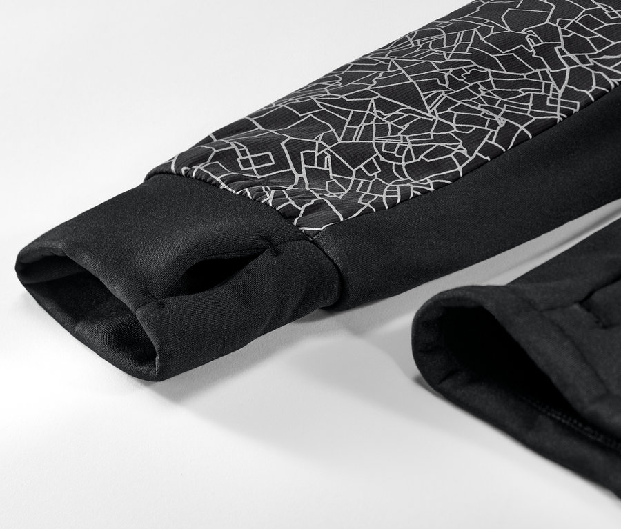 Detail termobundy s čiernym lemom a geometrickým vzorom na rukáve.