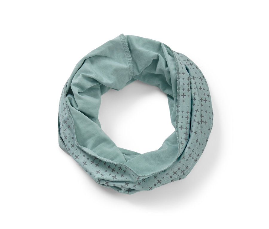 Modrá multifunkčná šatka stočená do kruhu.