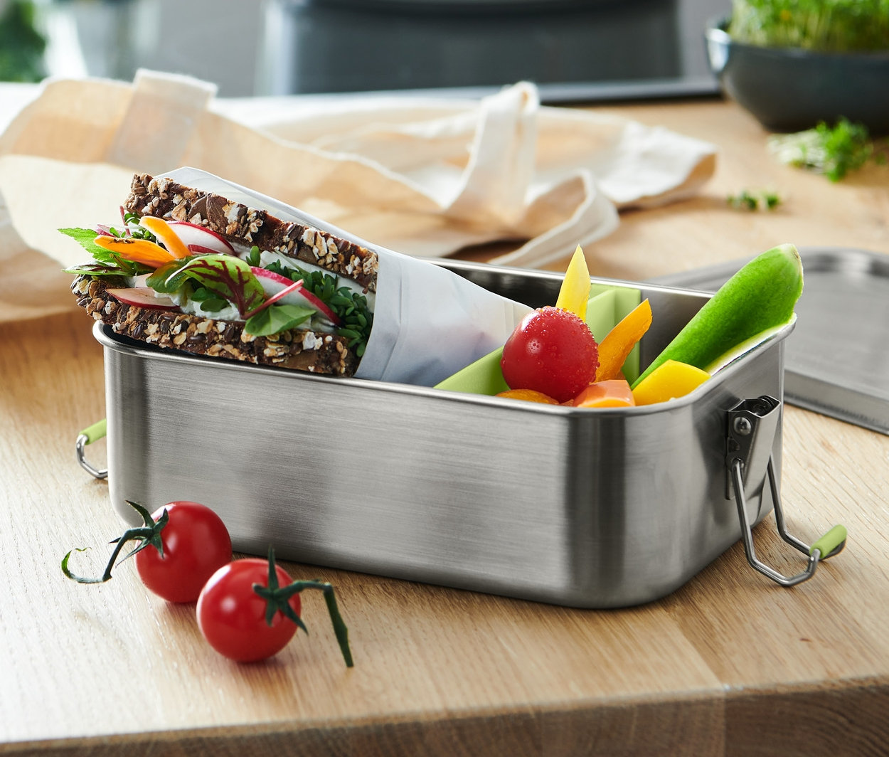 Desiata v dóze na obed na stole.