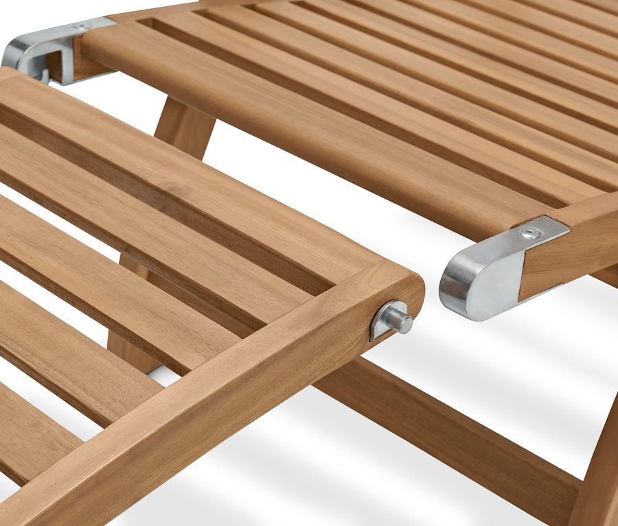 Detail záhradného ležadla s mäkkou poduškou.