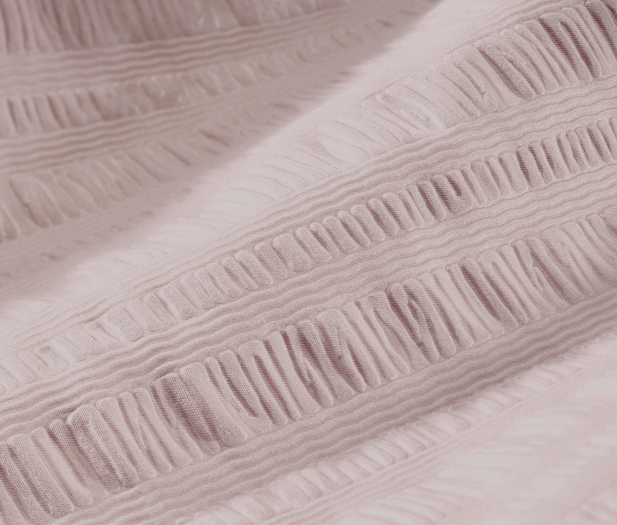 Detail krepovej posteľnej bielizne ružovej farby.