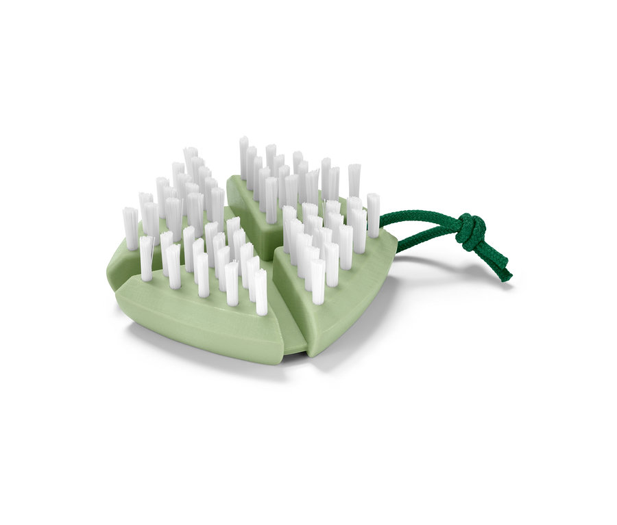 Zelená flexibilná kefka na zeleninu a ovocie s bielymi štetinami a zelenou šnúrkou.