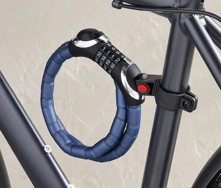 Pancierový káblový zámok s LED pripevnený k rámu bicykla.