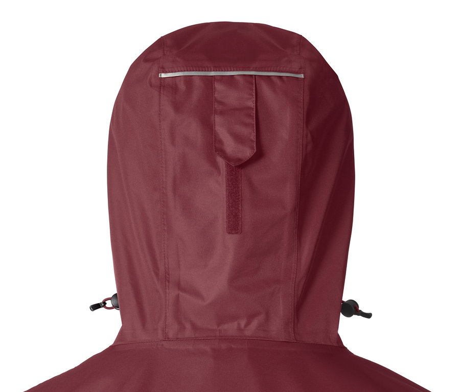Detail kapucne vínovočervenej bundy do dažďa.