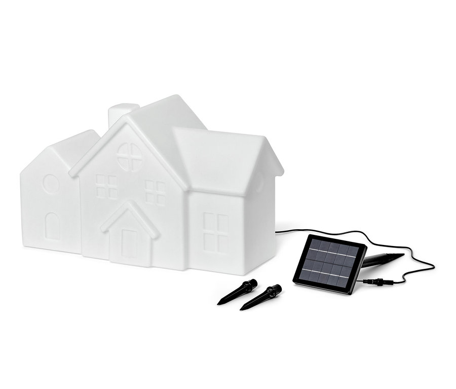 Biele solárne svietidlo do exteriéru v tvare domu, solárny panel a dva kolíky na upevnenie sú zobrazené na bielom pozadí.