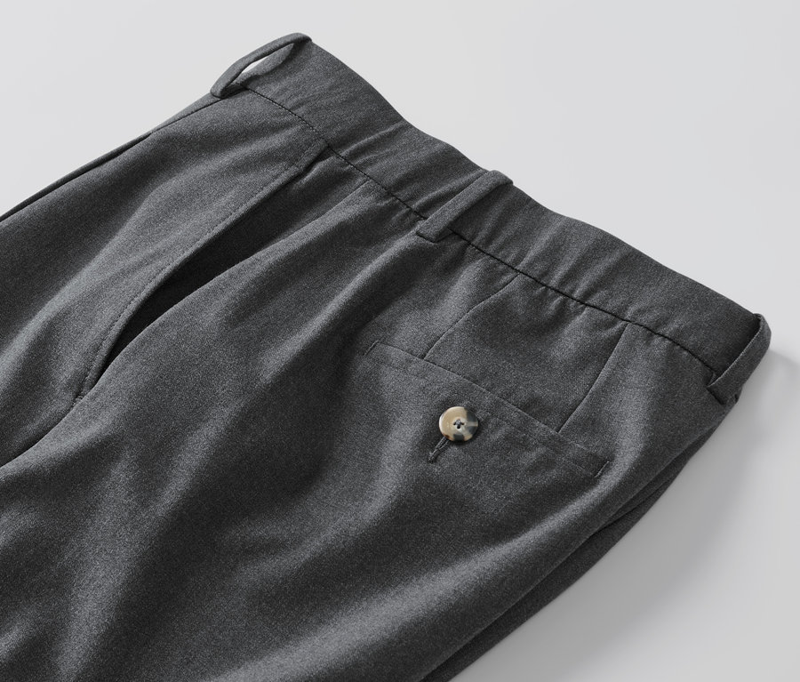 Detail šedých tkaných nohavíc Pohodlné tkané nohavice.