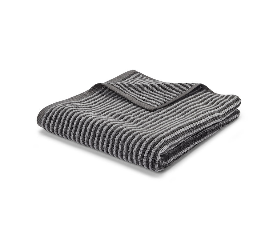 Zložená kvalitná sivá osuška.