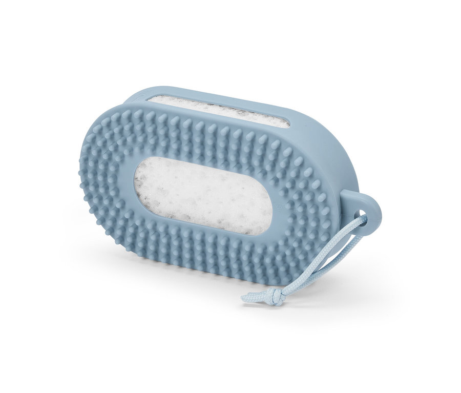 Modrá sprchová špongia.